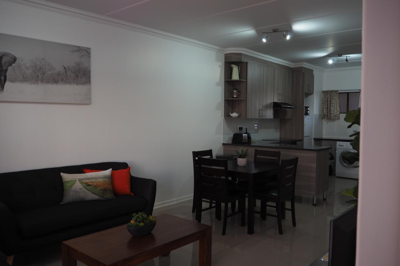 Or Tambo Self Catering Apartments, The Willows Boksburg Exterior photo